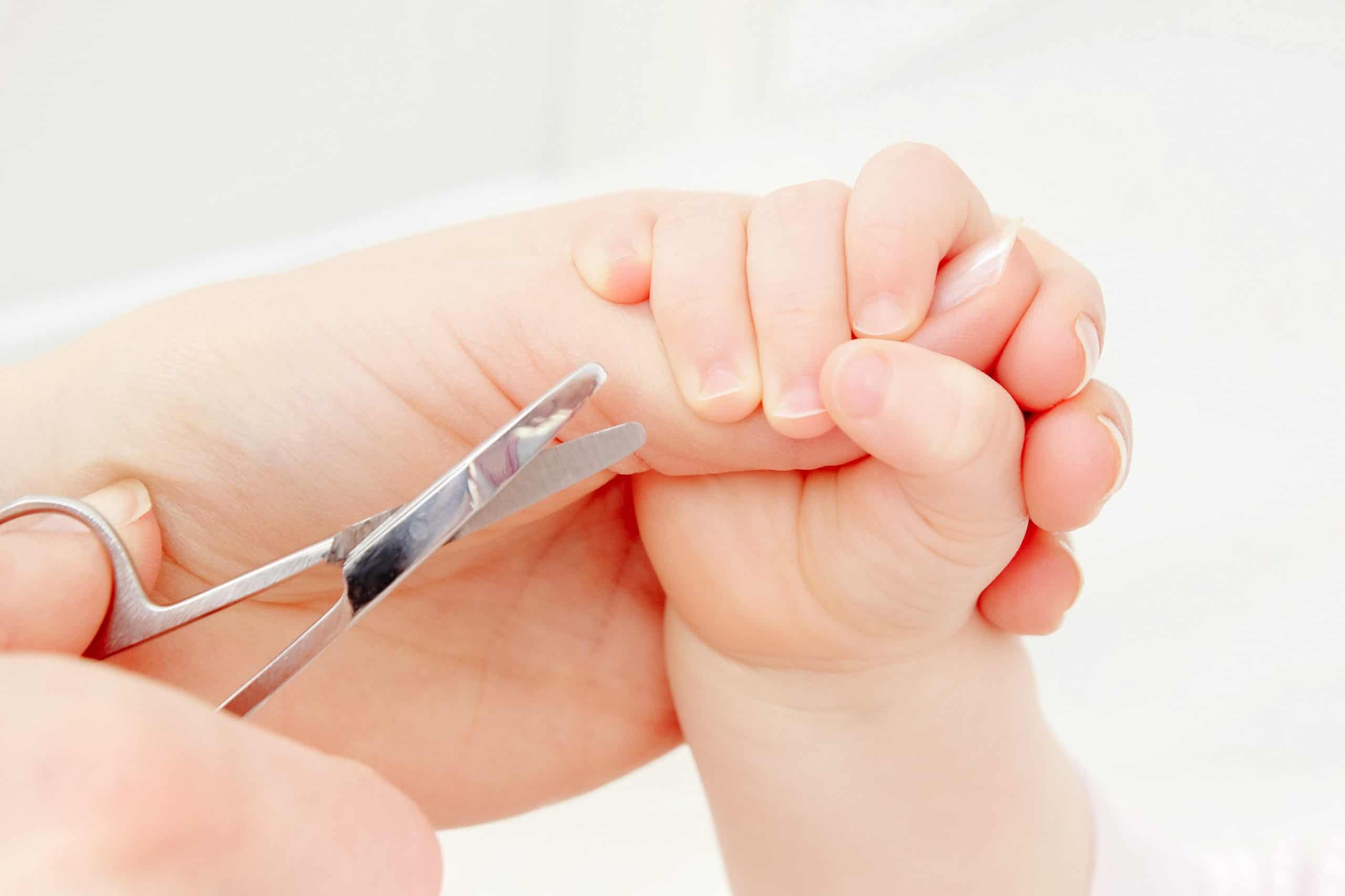 Как подстричь новорожденного. Ребенок подстригает ногти. Стрижка ногтей новорожденному. Стричь ногти ребенку. Подстричь ногти новорожденному.
